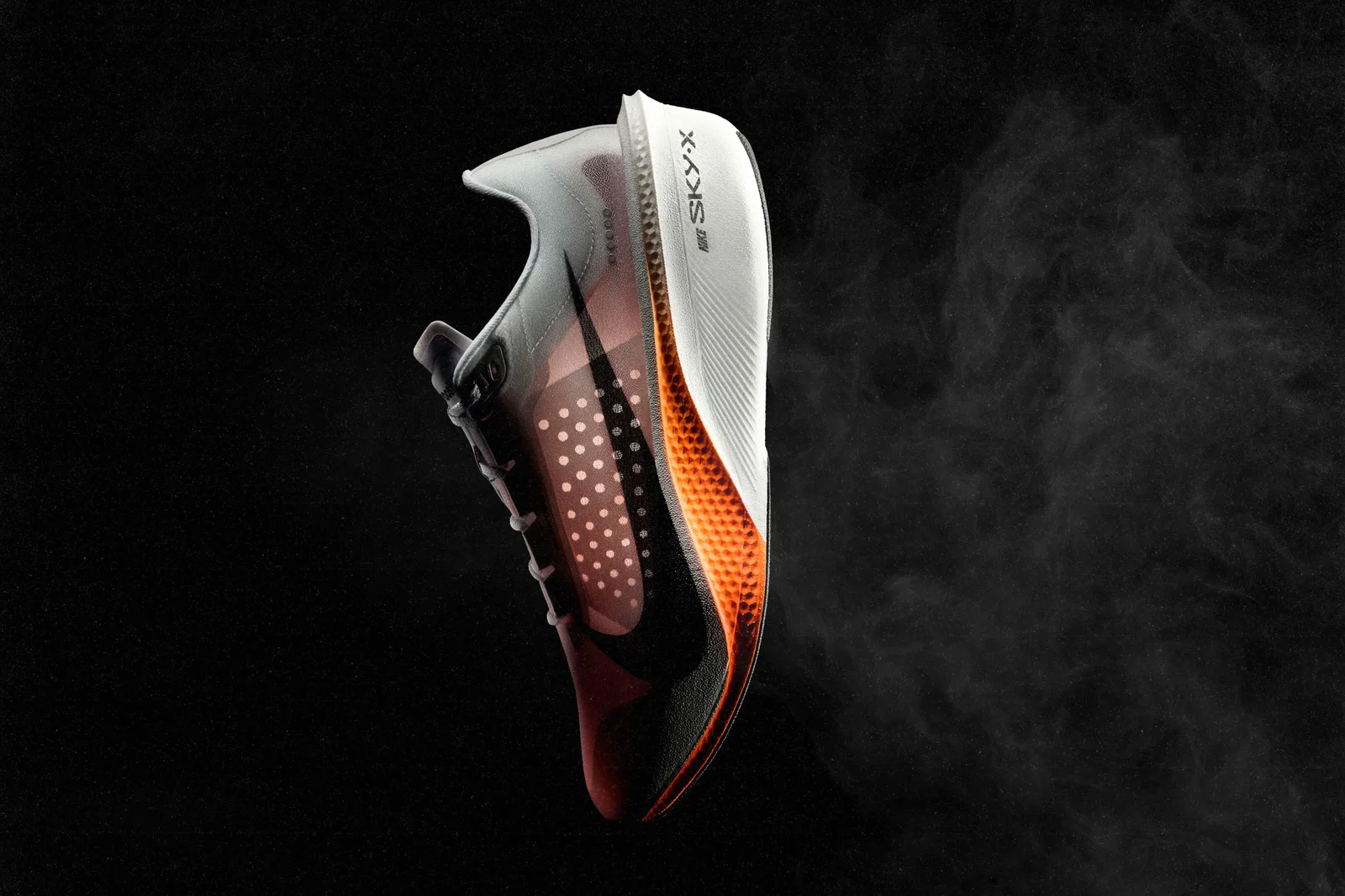 Nike Swooshfly avec sa tige translucide et sa semelle de compétition