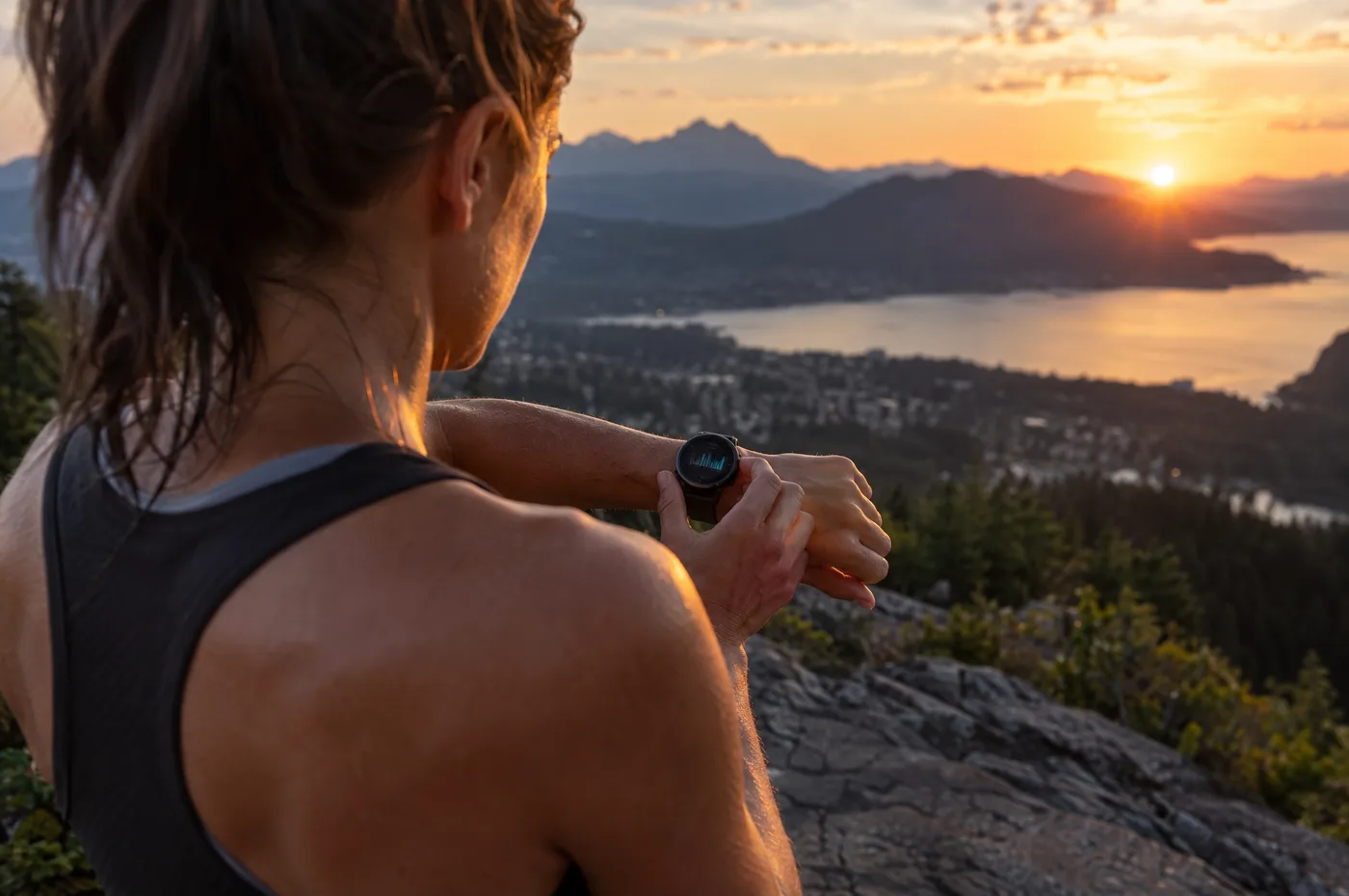 Coureur consultant sa montre GPS après une sortie