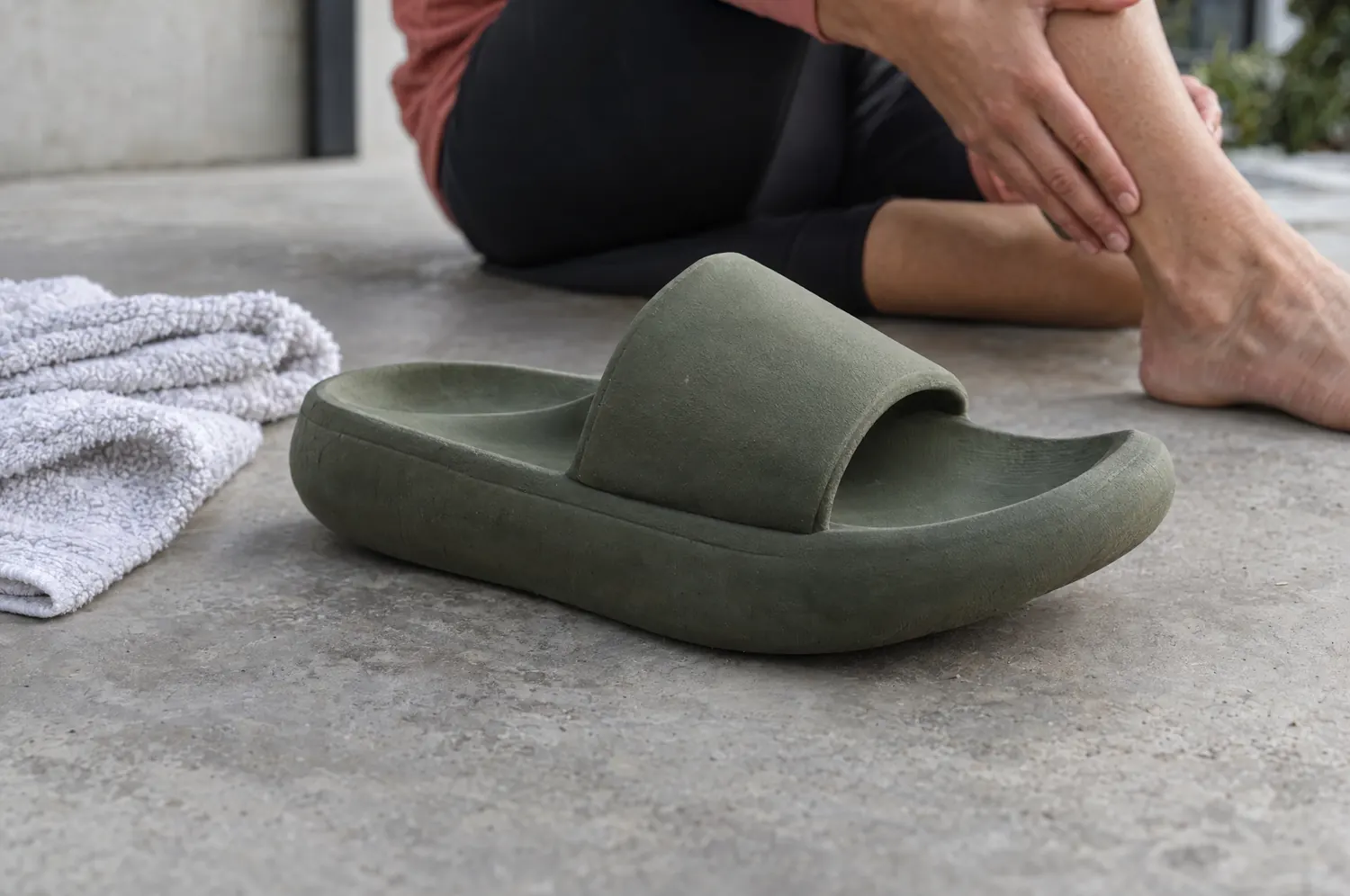 Claquette de récupération vert kaki vue de profil : semelle épaisse, avant relevé, voûte plantaire galbée