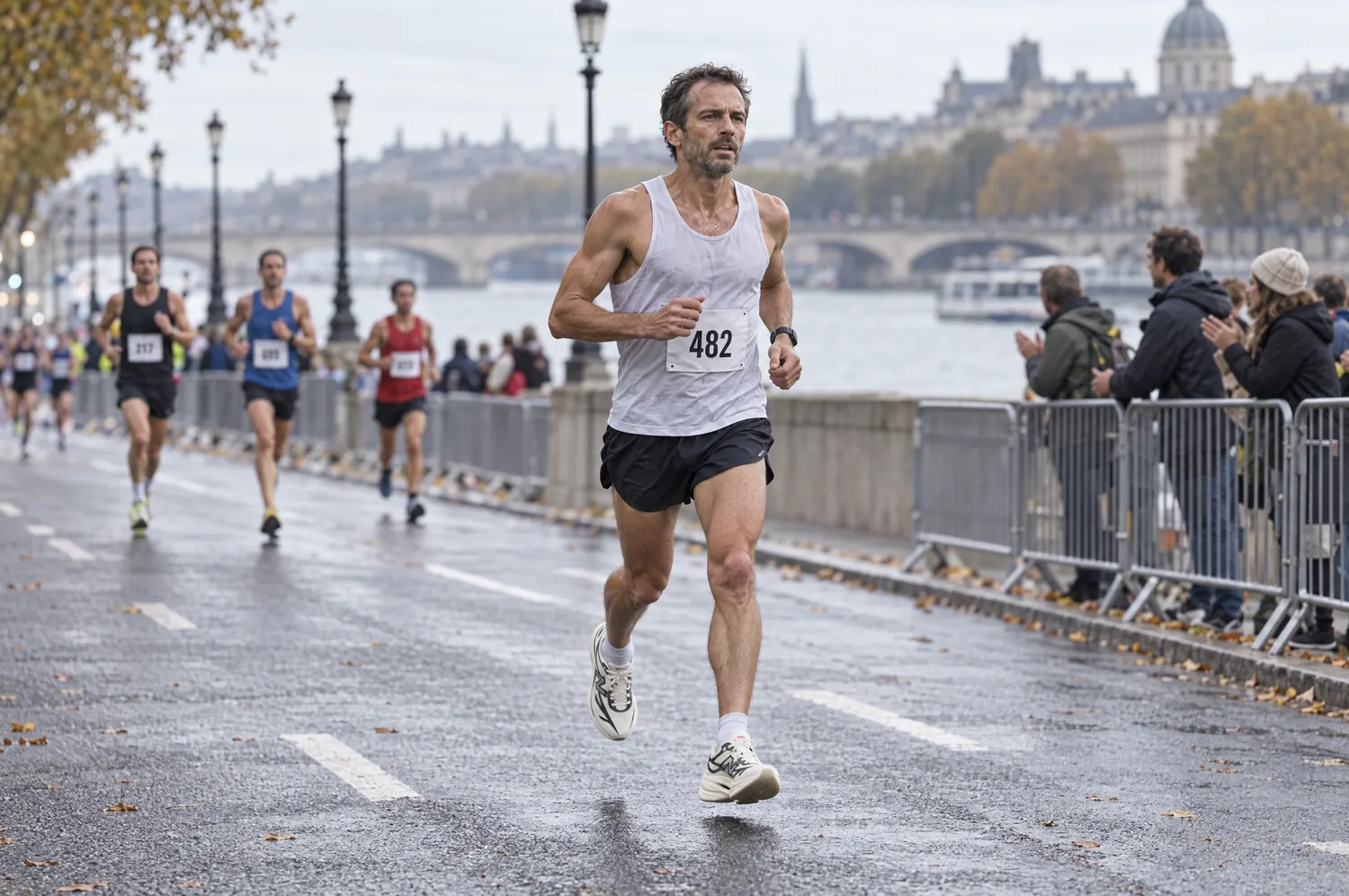 Coureur concentré dans les derniers kilomètres d’un marathon, sur un quai le long d’un fleuve