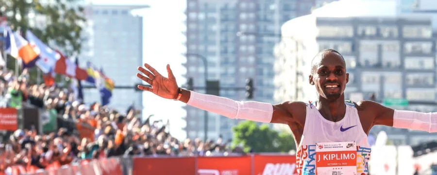 Jacob Kiplimo à l’arrivée du Marathon de Chicago 2025.