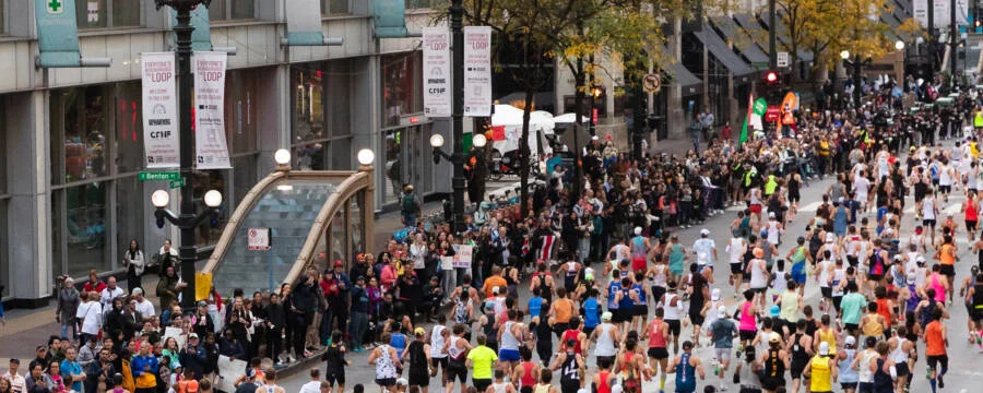 Les spectateurs au bord du parcours du Marathon de Chicago 2025.