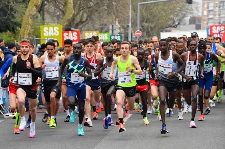 Peloton au départ d’une course à Lille, photographie d’archive.