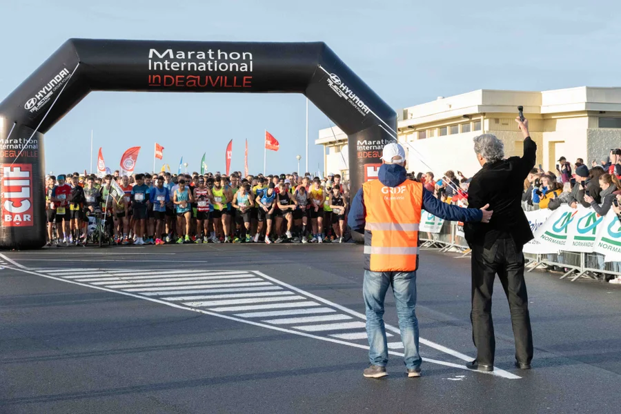 Peloton rassemblé sous l’arche du marathon international inDeauville, photographie d’archive.