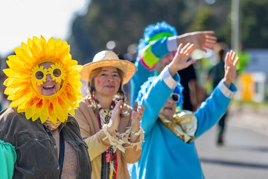 Participants costumés photographiés lors de l’édition 2025 du marathon Nice-Cannes.