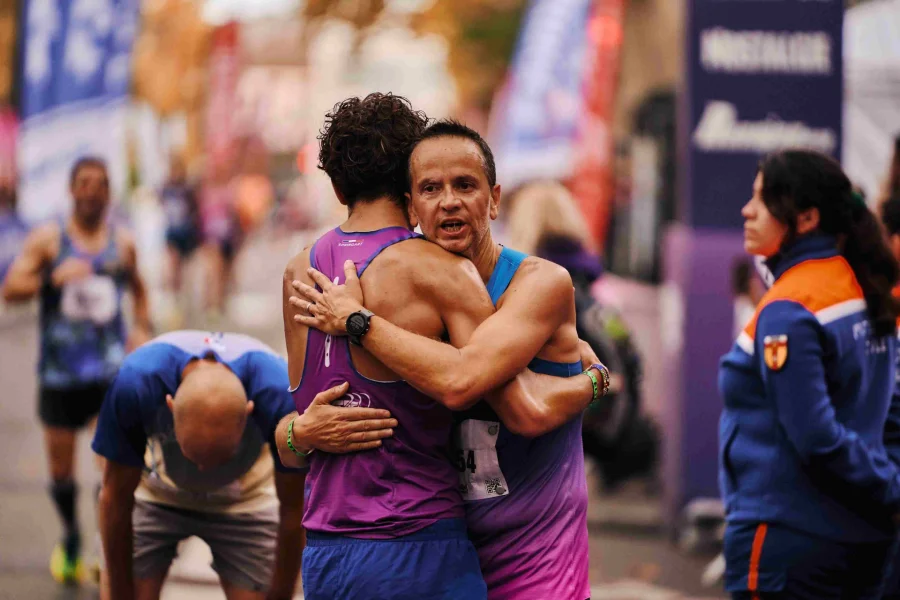 Deux coureurs à l’arrivée du Toulouse Métropole Run Expérience, édition 2025.