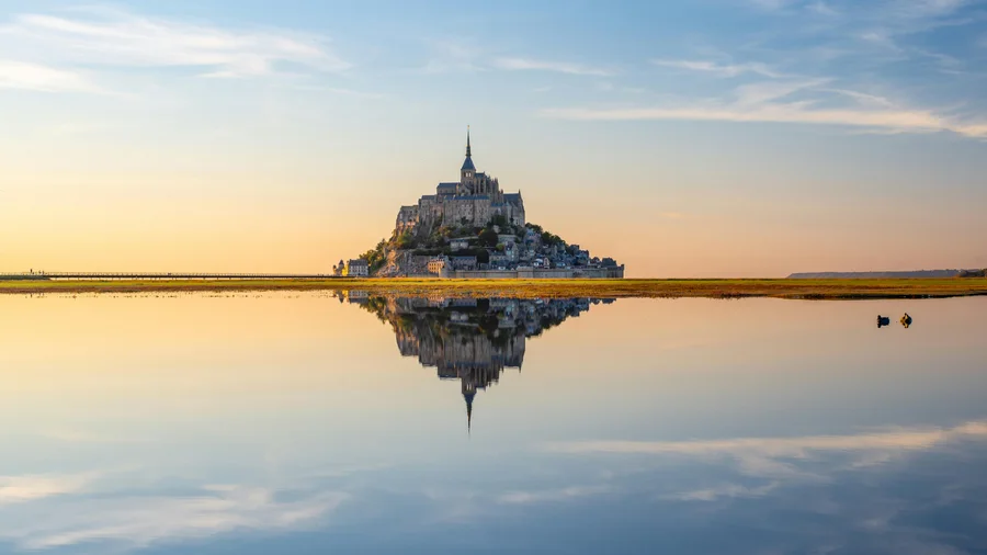 Le Mont-Saint-Michel et son reflet dans la baie.