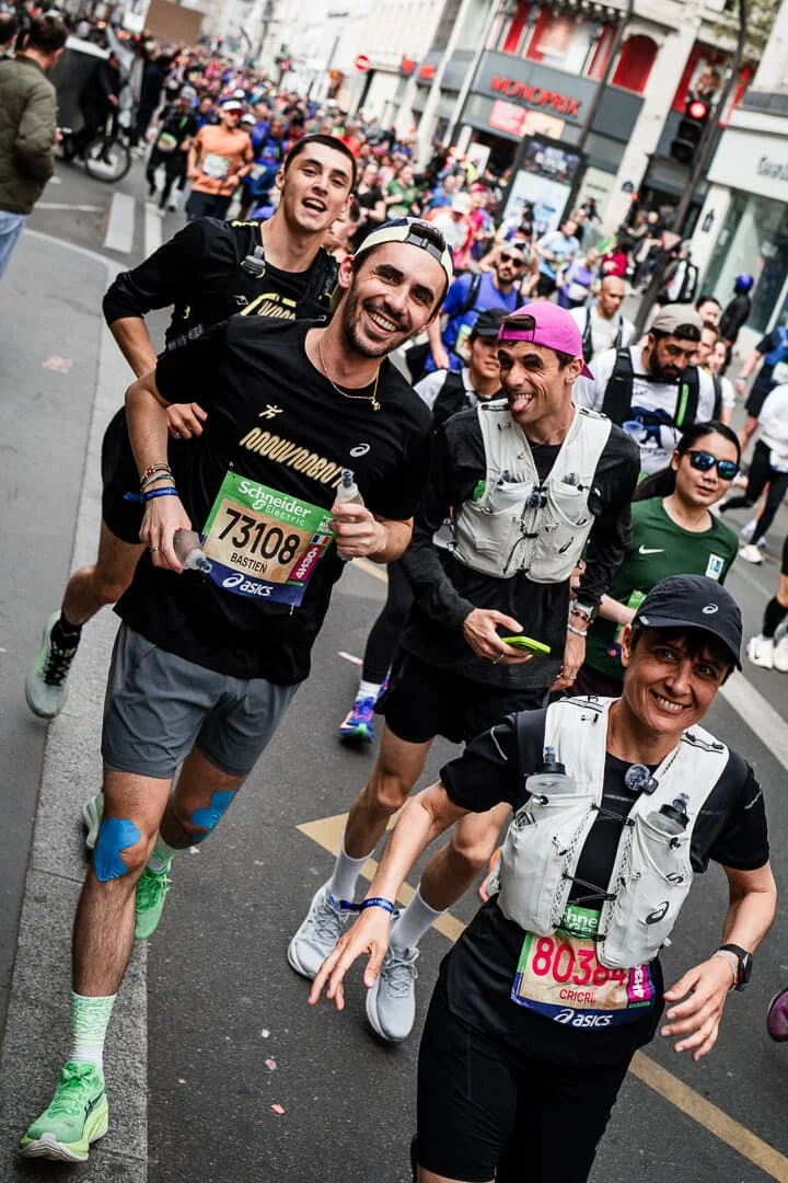 Coureurs du Marathon de Paris dans les rues de la capitale.