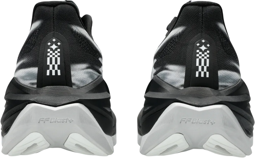 ASICS Superblast 3 Black / Black, vue arrière de la paire