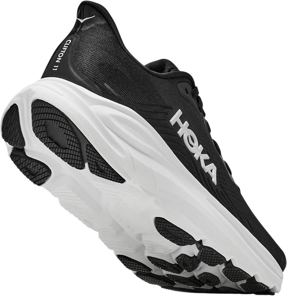 HOKA Clifton 11 Black/White, vue trois quarts